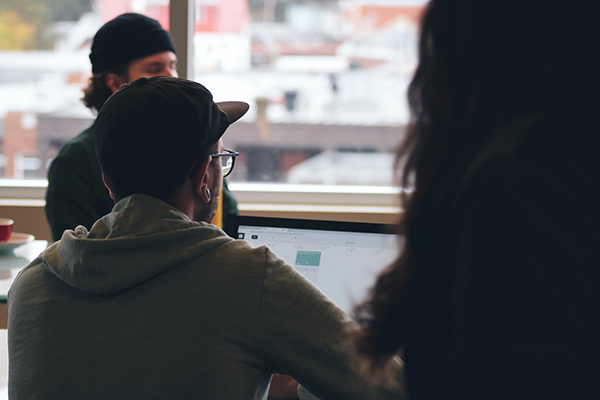 Person som surfar på datorn