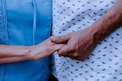 Två personer håller hand