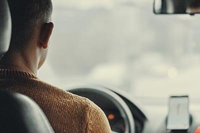 Bild på person som kör taxi