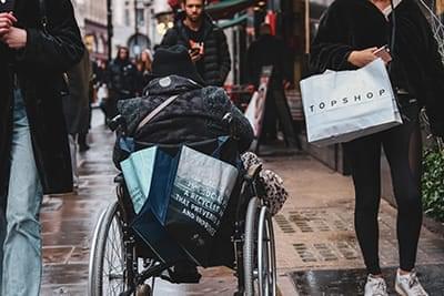 Rullstolsburen person på stan